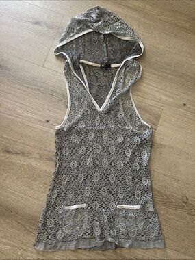 Sleeveless Hooded Crochet Tank Top - Gray/White/Gold metallic